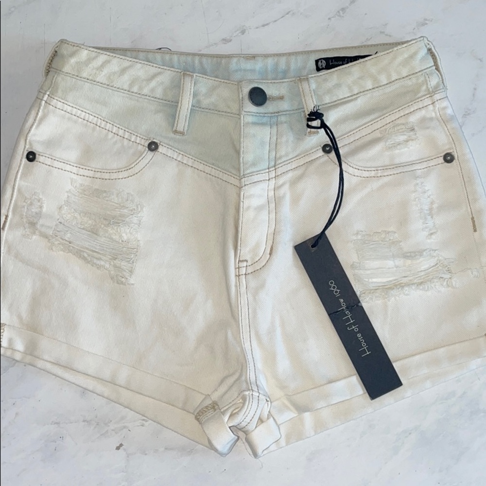 House of Harlow high waisted denim shorts🤍💛